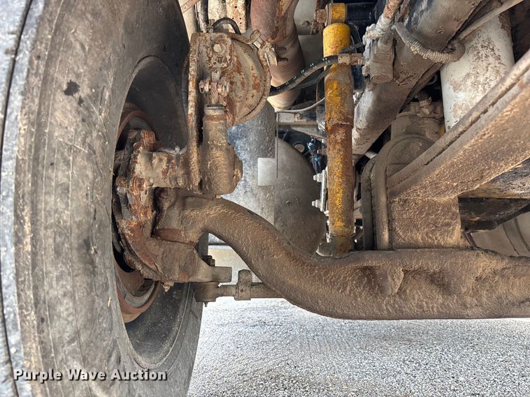 image for item FC1633 2001 Freightliner FLD112 semi truck