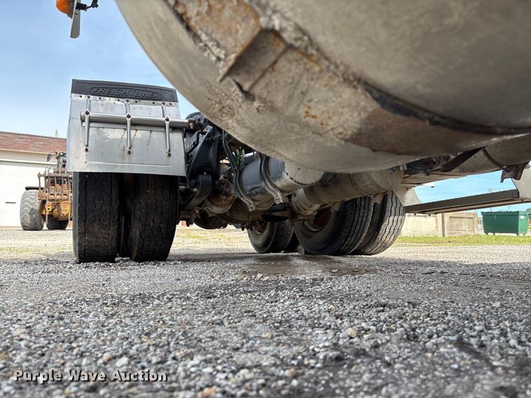 image for item FC1633 2001 Freightliner FLD112 semi truck