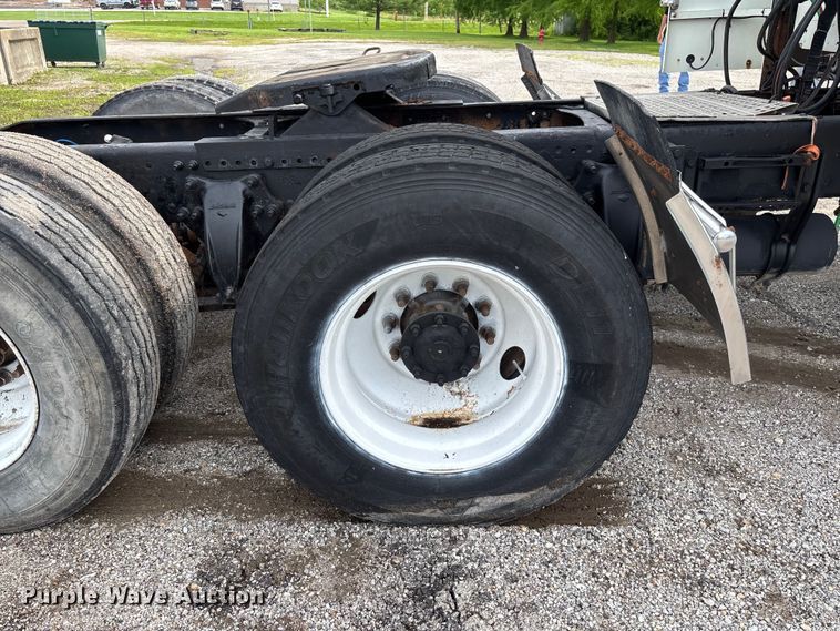 image for item FC1633 2001 Freightliner FLD112 semi truck