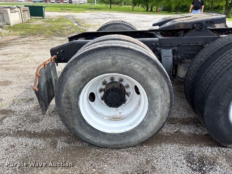 image for item FC1633 2001 Freightliner FLD112 semi truck