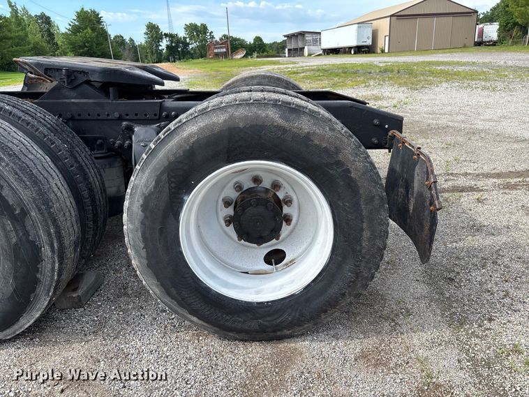 image for item FC1633 2001 Freightliner FLD112 semi truck