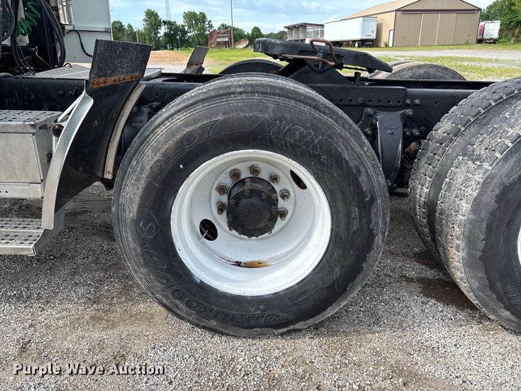 image for item FC1633 2001 Freightliner FLD112 semi truck