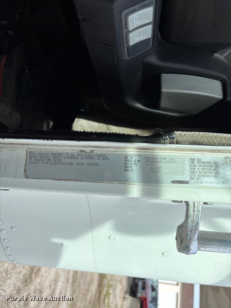 image for item FC1633 2001 Freightliner FLD112 semi truck