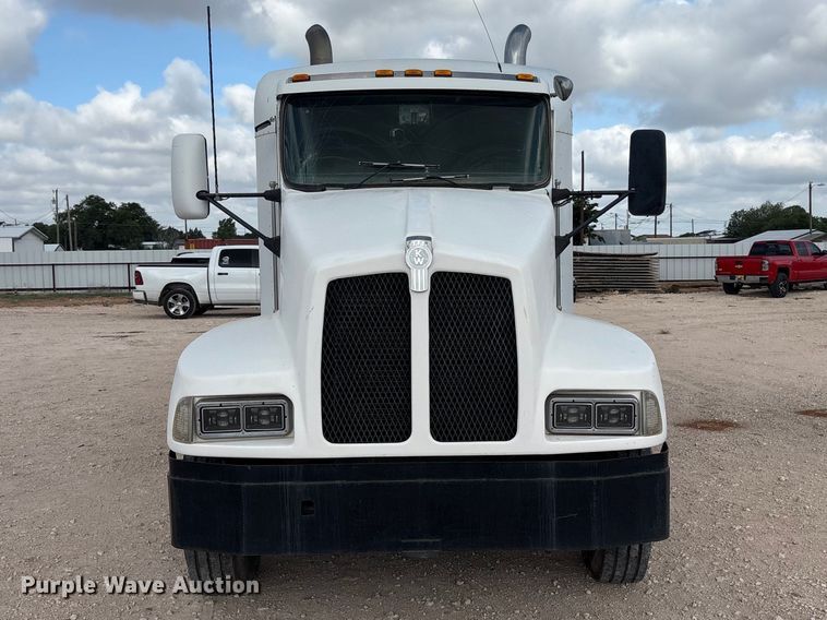 image for item FC2404 2000 Kenworth T600 tow truck