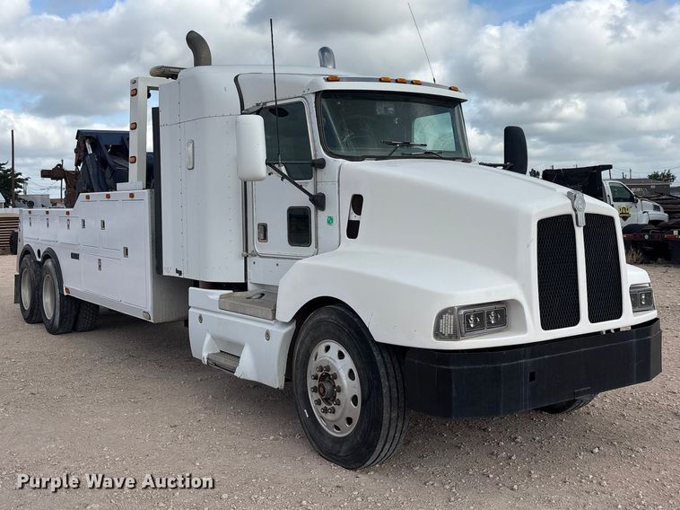 image for item FC2404 2000 Kenworth T600 tow truck