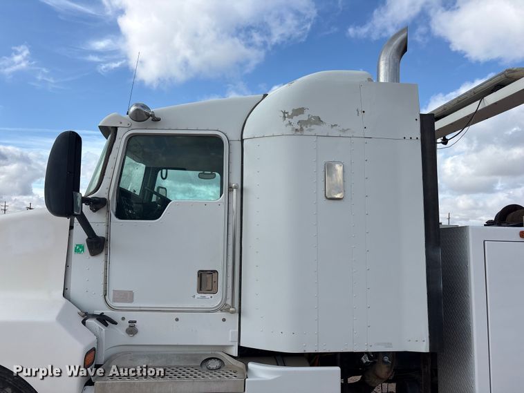 image for item FC2404 2000 Kenworth T600 tow truck