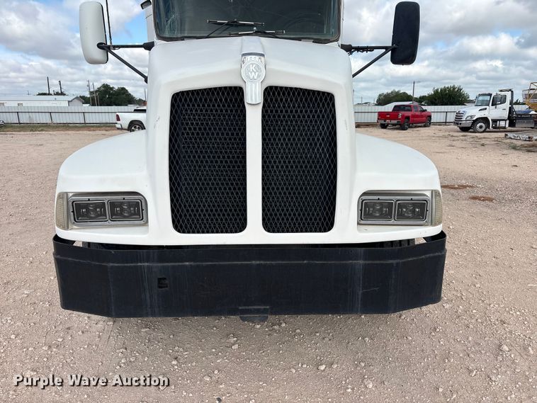 image for item FC2404 2000 Kenworth T600 tow truck