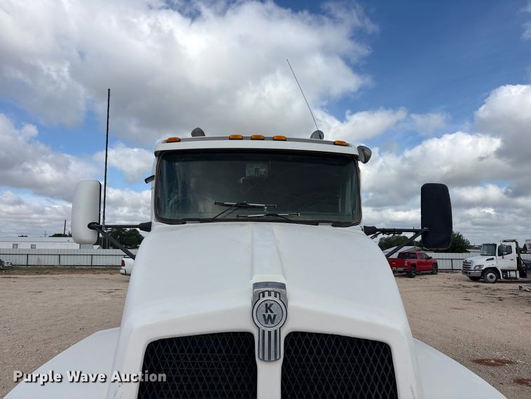 image for item FC2404 2000 Kenworth T600 tow truck