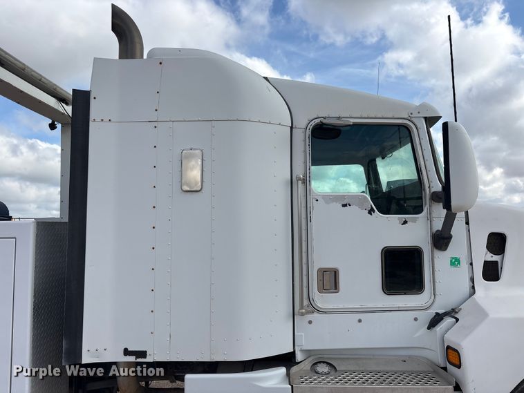 image for item FC2404 2000 Kenworth T600 tow truck