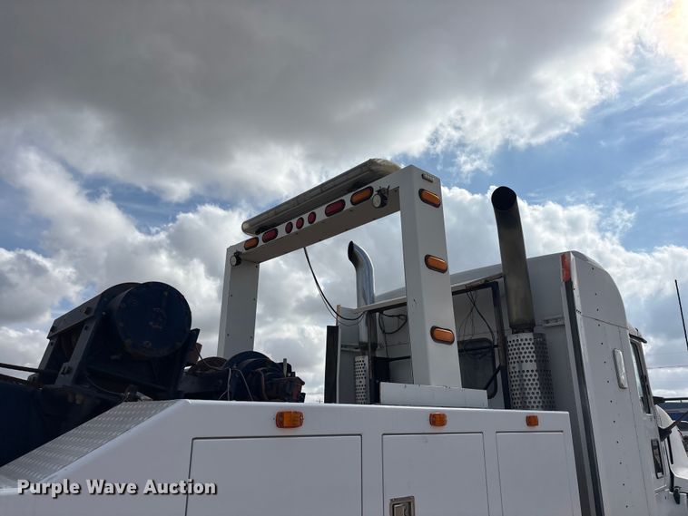 image for item FC2404 2000 Kenworth T600 tow truck