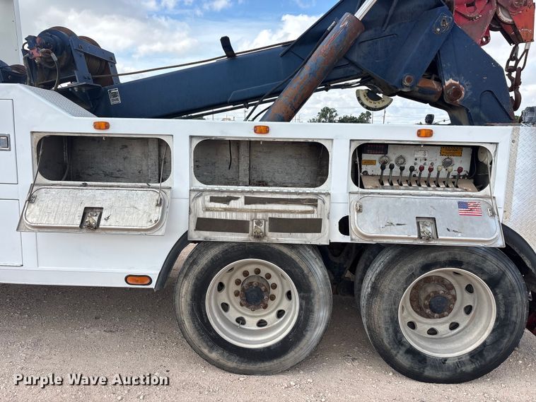 image for item FC2404 2000 Kenworth T600 tow truck
