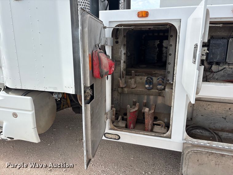 image for item FC2404 2000 Kenworth T600 tow truck