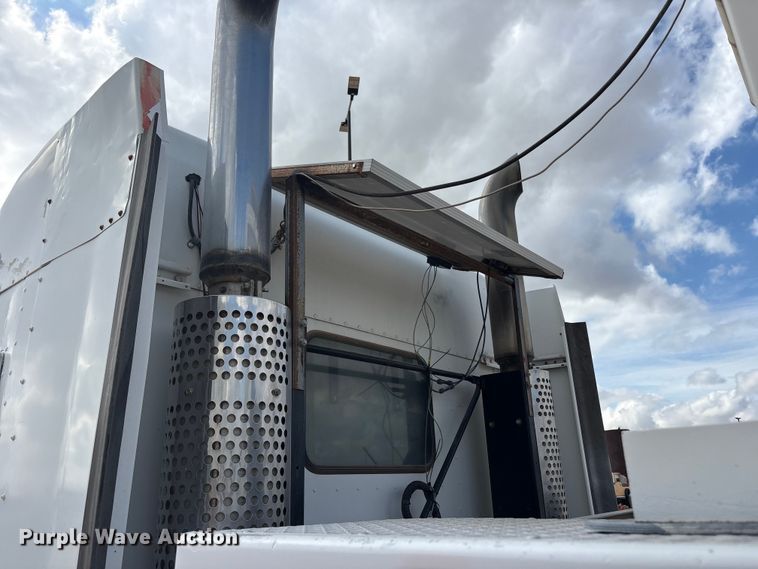 image for item FC2404 2000 Kenworth T600 tow truck