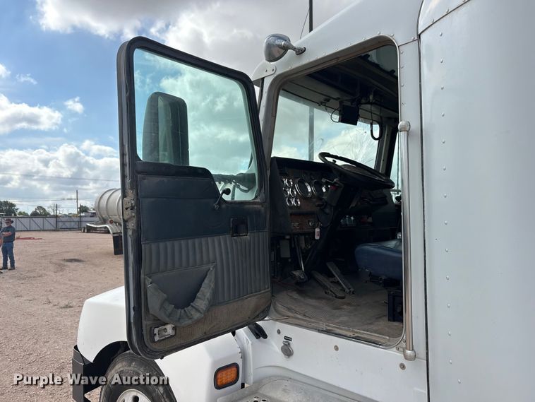 image for item FC2404 2000 Kenworth T600 tow truck