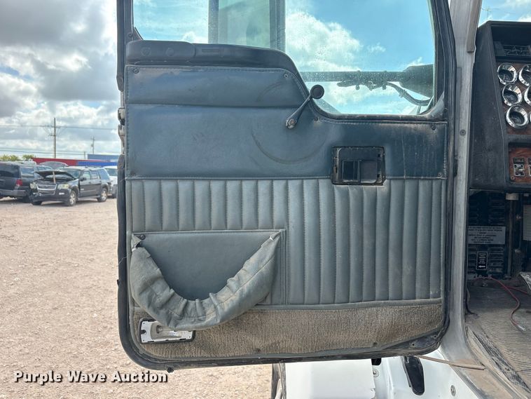 image for item FC2404 2000 Kenworth T600 tow truck