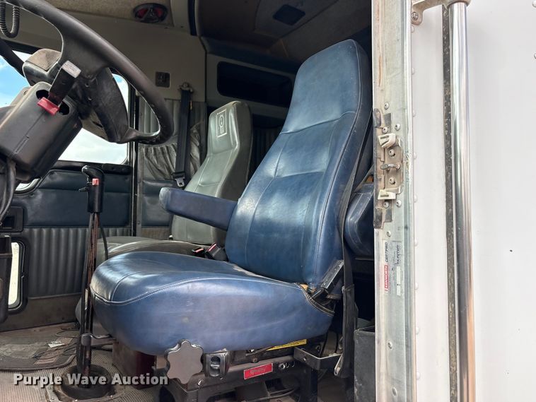 image for item FC2404 2000 Kenworth T600 tow truck