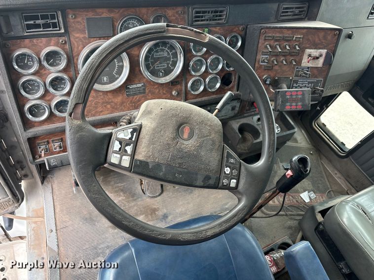 image for item FC2404 2000 Kenworth T600 tow truck