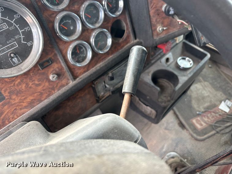 image for item FC2404 2000 Kenworth T600 tow truck