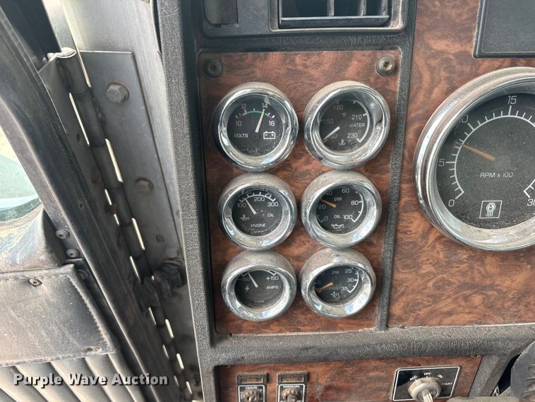 image for item FC2404 2000 Kenworth T600 tow truck