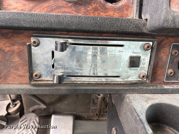 image for item FC2404 2000 Kenworth T600 tow truck