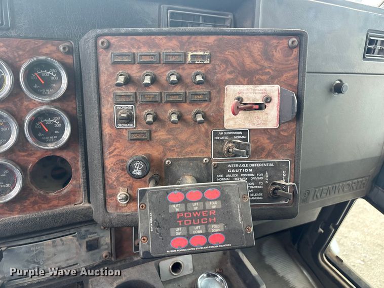 image for item FC2404 2000 Kenworth T600 tow truck
