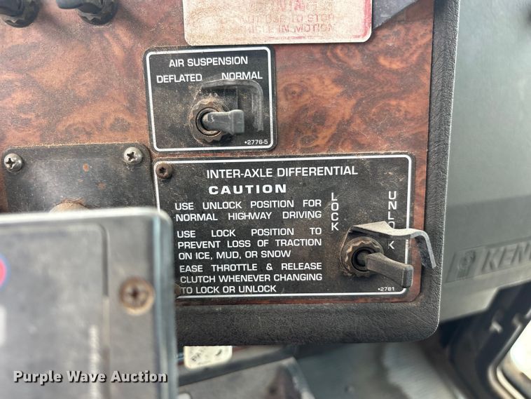 image for item FC2404 2000 Kenworth T600 tow truck