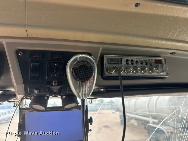 image for item FC2404 2000 Kenworth T600 tow truck