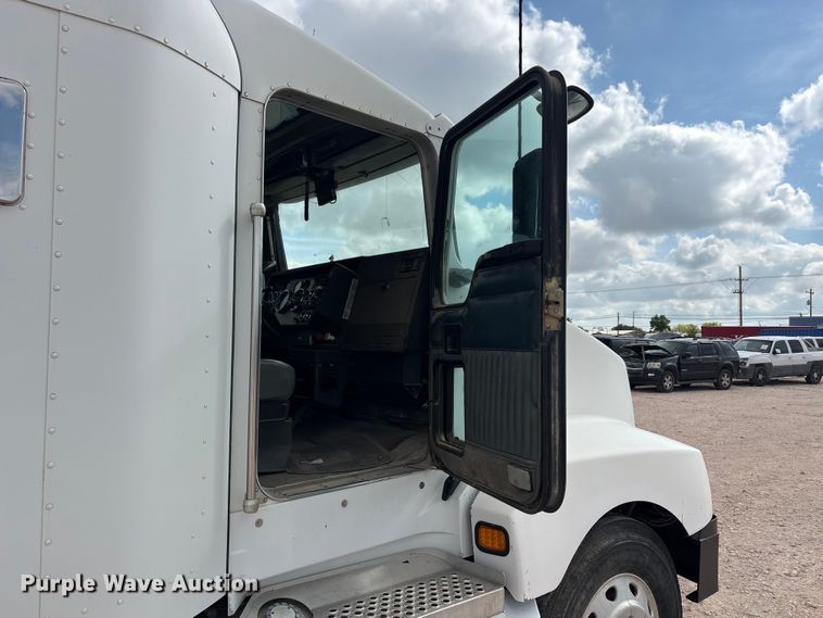 image for item FC2404 2000 Kenworth T600 tow truck