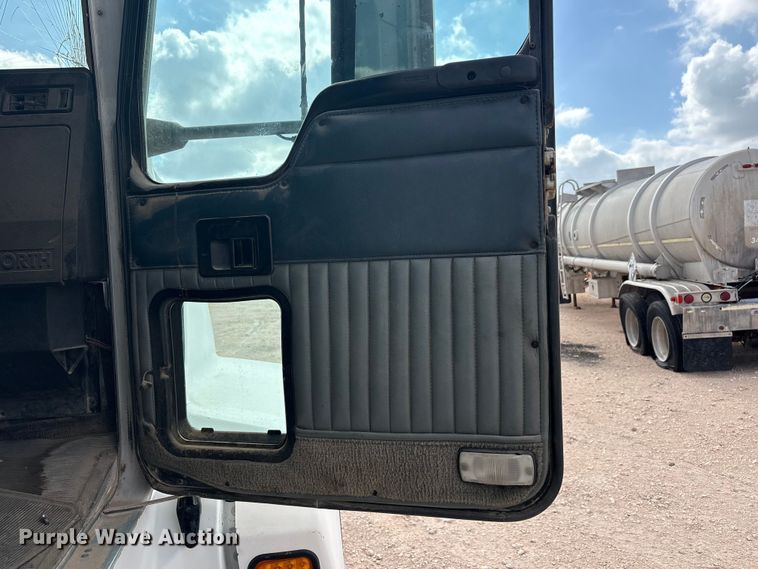 image for item FC2404 2000 Kenworth T600 tow truck