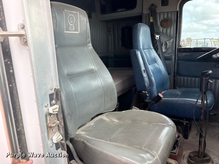 image for item FC2404 2000 Kenworth T600 tow truck