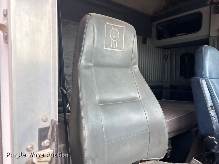 image for item FC2404 2000 Kenworth T600 tow truck