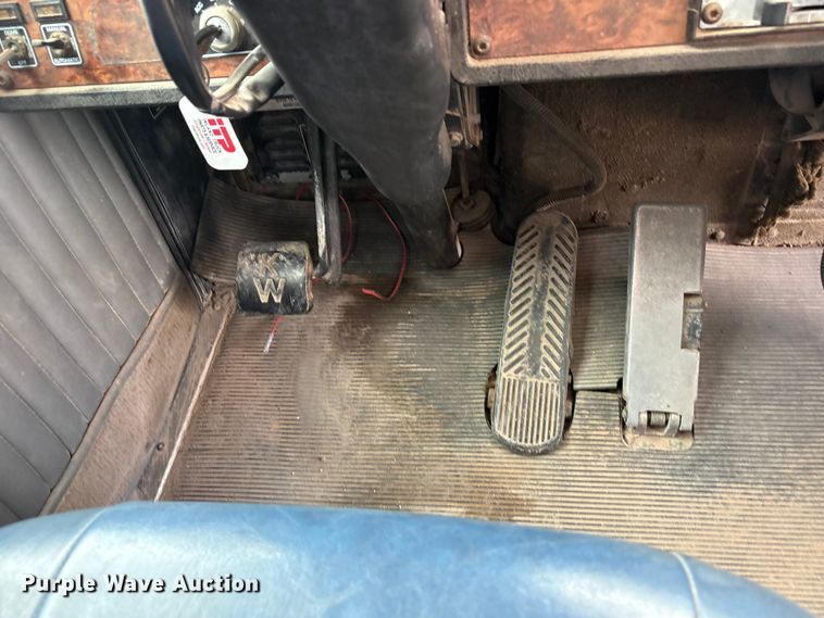 image for item FC2404 2000 Kenworth T600 tow truck