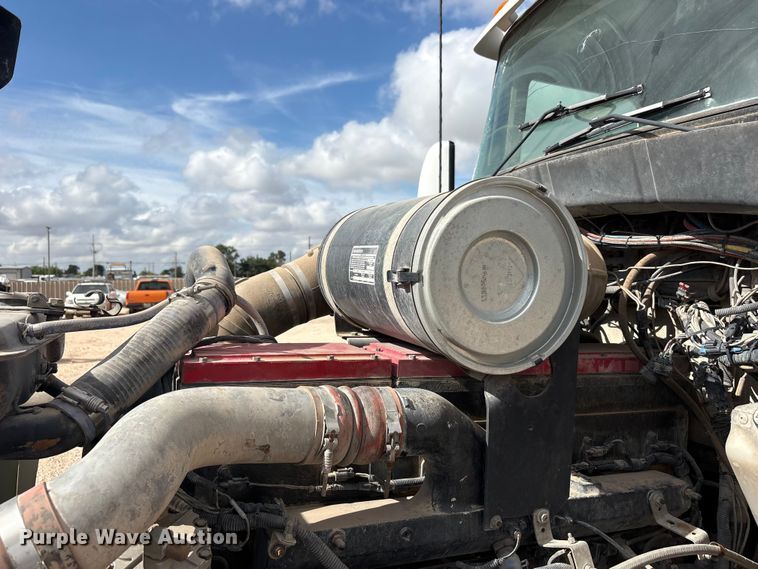image for item FC2404 2000 Kenworth T600 tow truck