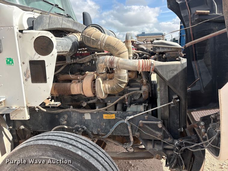 image for item FC2404 2000 Kenworth T600 tow truck