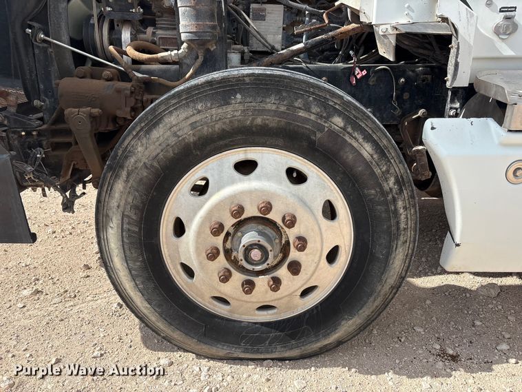 image for item FC2404 2000 Kenworth T600 tow truck