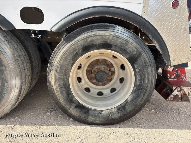 image for item FC2404 2000 Kenworth T600 tow truck