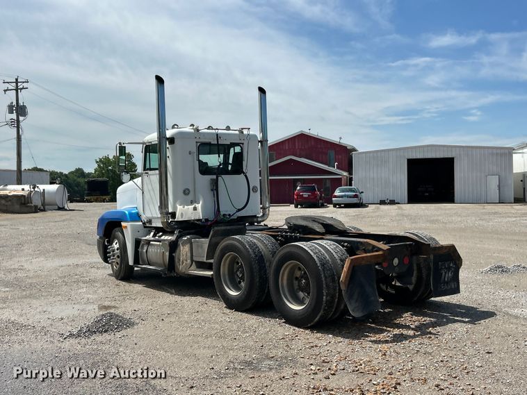 image for item FC2704 2000 Freightliner FLD semi truck
