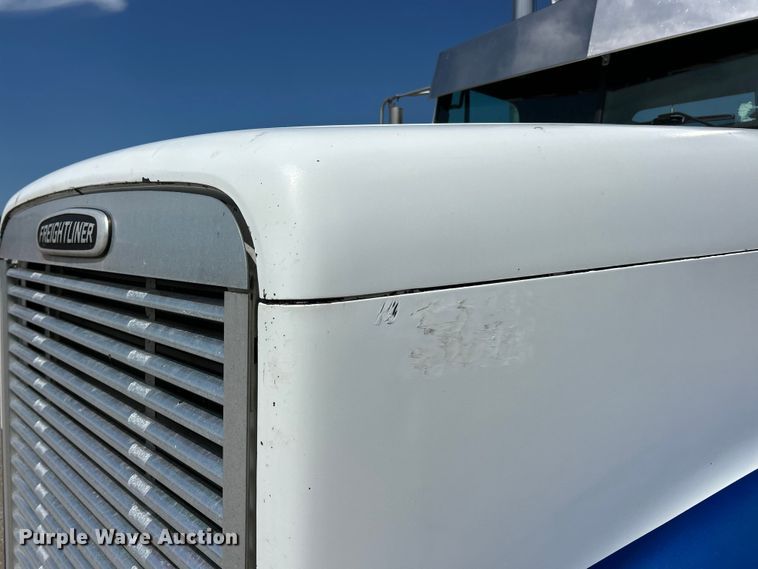 image for item FC2704 2000 Freightliner FLD semi truck