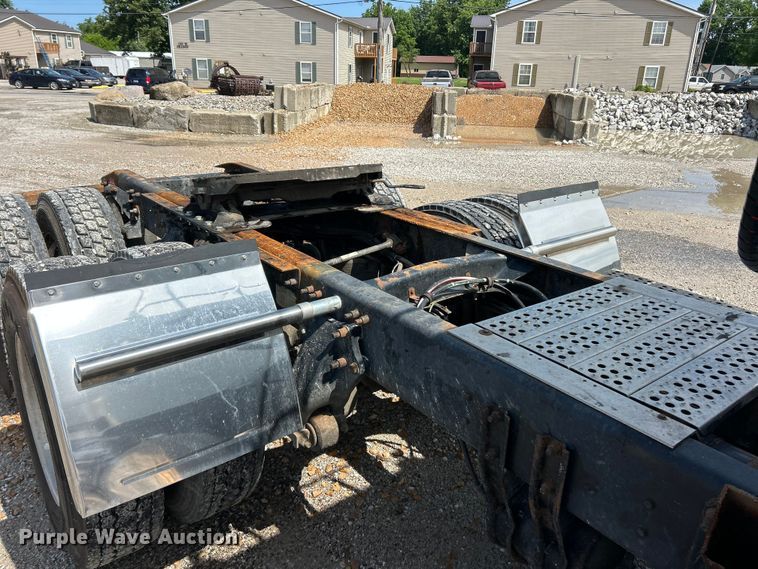 image for item FC2704 2000 Freightliner FLD semi truck