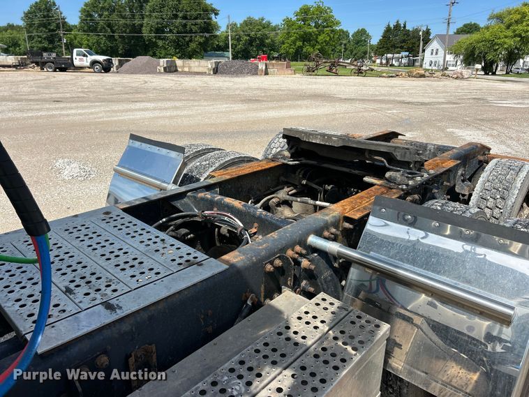 image for item FC2704 2000 Freightliner FLD semi truck