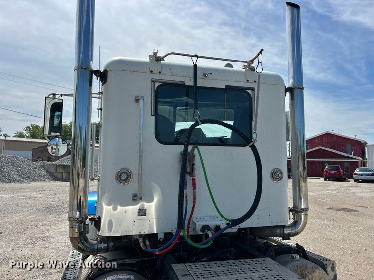 image for item FC2704 2000 Freightliner FLD semi truck