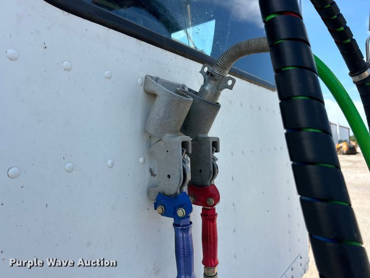 image for item FC2704 2000 Freightliner FLD semi truck