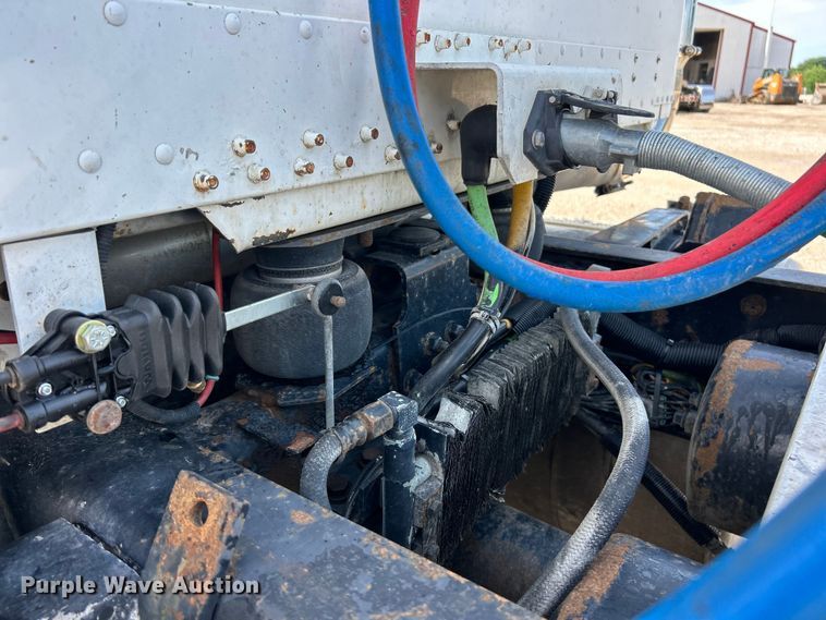 image for item FC2704 2000 Freightliner FLD semi truck