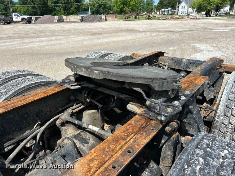 image for item FC2704 2000 Freightliner FLD semi truck
