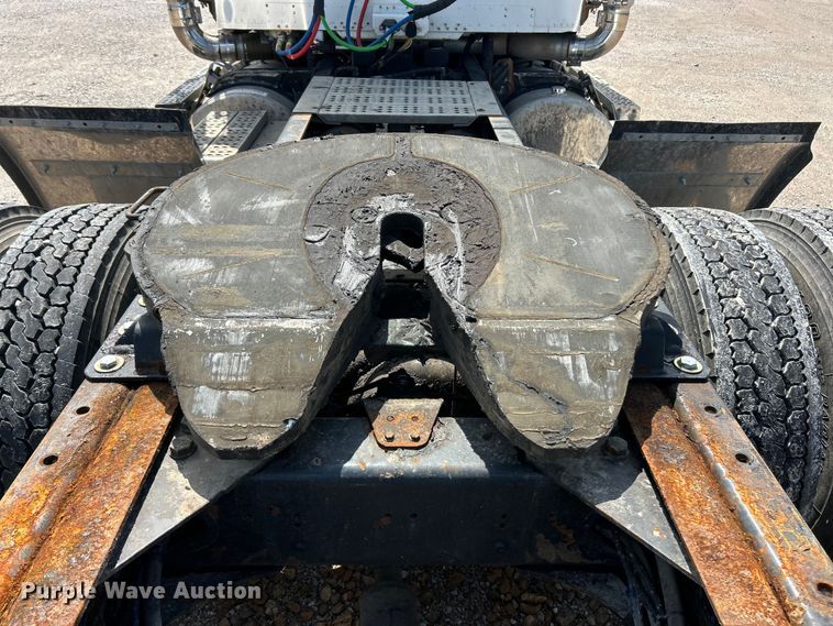 image for item FC2704 2000 Freightliner FLD semi truck
