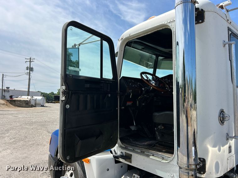 image for item FC2704 2000 Freightliner FLD semi truck