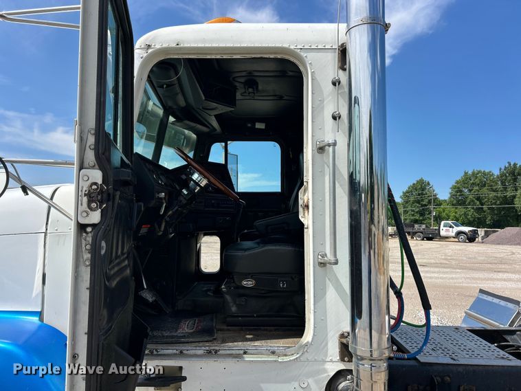 image for item FC2704 2000 Freightliner FLD semi truck
