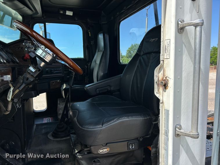 image for item FC2704 2000 Freightliner FLD semi truck