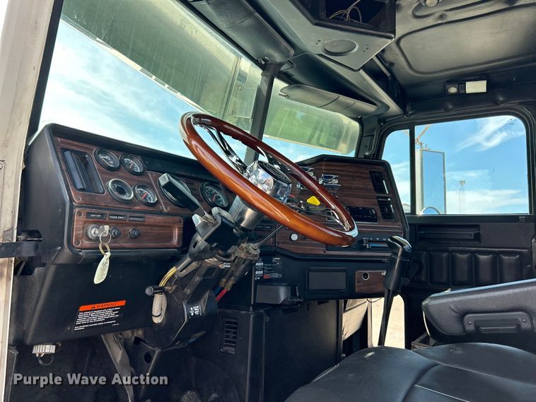 image for item FC2704 2000 Freightliner FLD semi truck