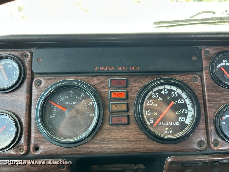 image for item FC2704 2000 Freightliner FLD semi truck